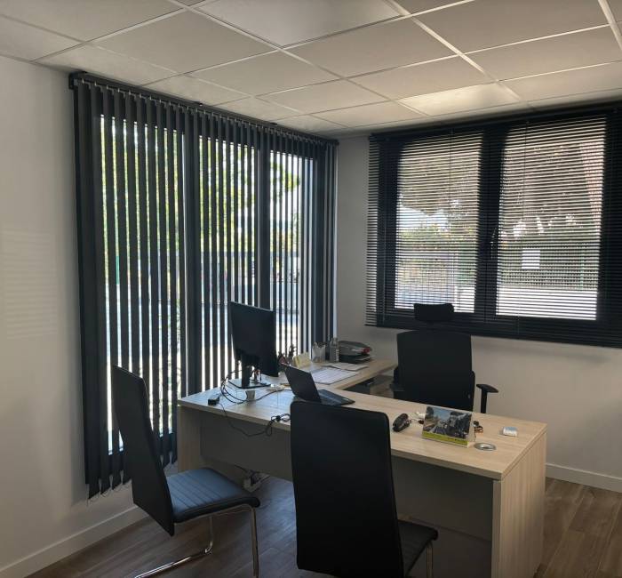 Sala de reuniones en oficina modular prefabricada para empresa industrial