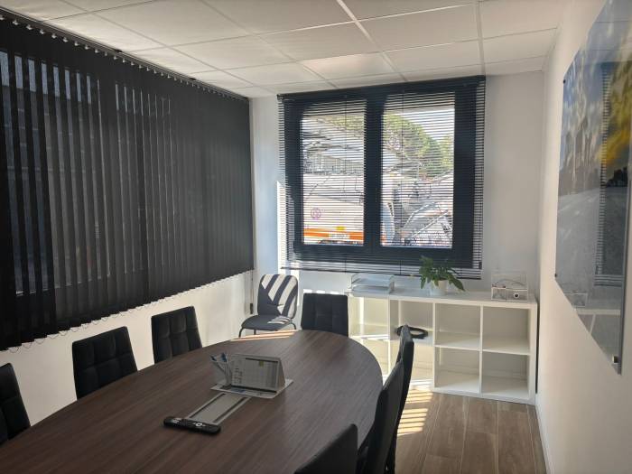 Sala de reuniones en oficina modular prefabricada para empresa industrial