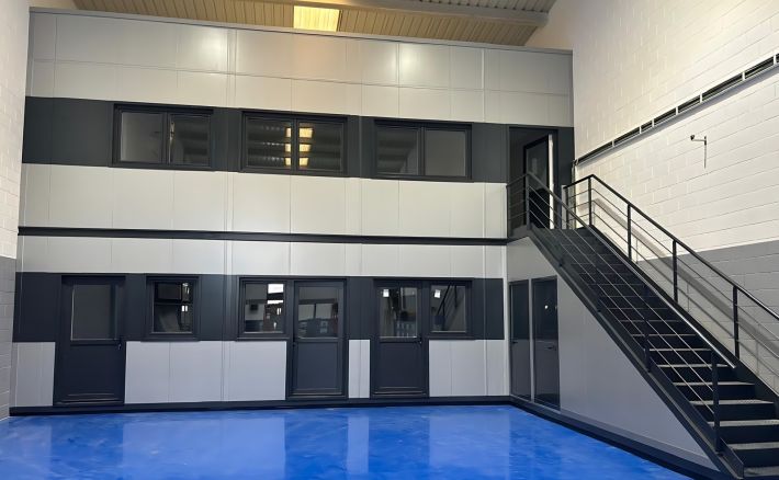Vista general de oficinas prefabricadas para nave de Daco Ingeniería Industrial en Vitoria